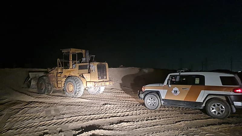 ضبط شيول تجرف الأراضي غرب الدمام