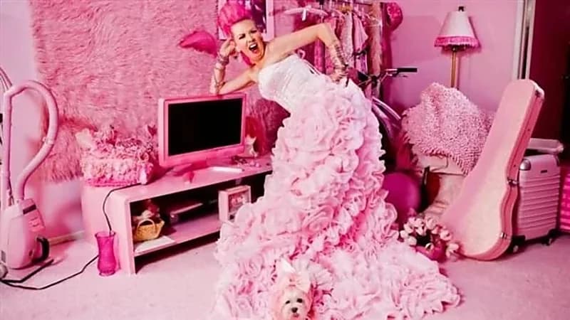 بالصور.. فتاة تتزوج من لونها المفضل بعد صدمتها في الرجال