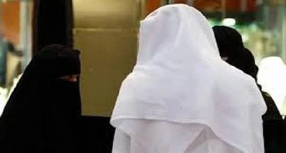 قصة رجل خليجي يبدع في وضع الماكياج لزوجته