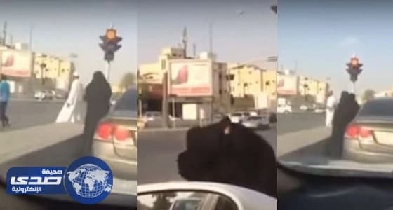 بالفيديو.. مضاربة حامية بين فتاتين على أحد الطرق