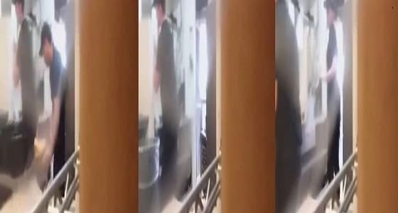 بالفيديو.. كاميرا خفية في مطعم شهير توثق شىء غريب