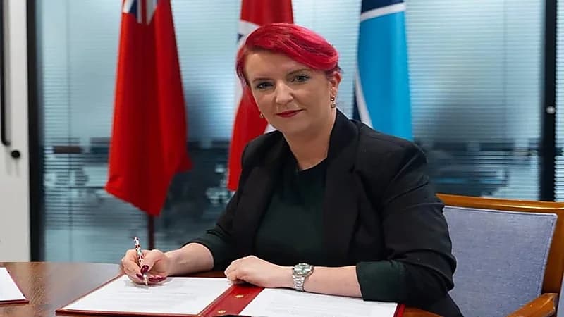 وزيرة النقل البريطانية تستقيل بعد اتهامها بسرقة جوال.. فيديو