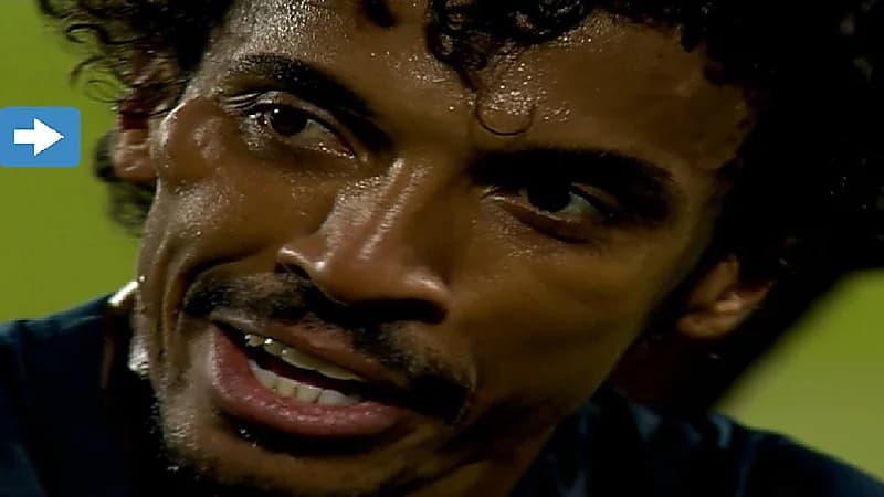 شاهد .. تورم وجه "غوستافو" بعد تدخل قوي من لاعب التعاون "تاوامبا"