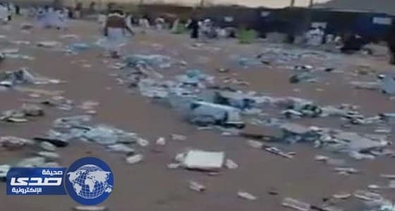 بالفيديو.. إلقاء مئات الكراتين المليئة بقوارير المياه في شوارع منى