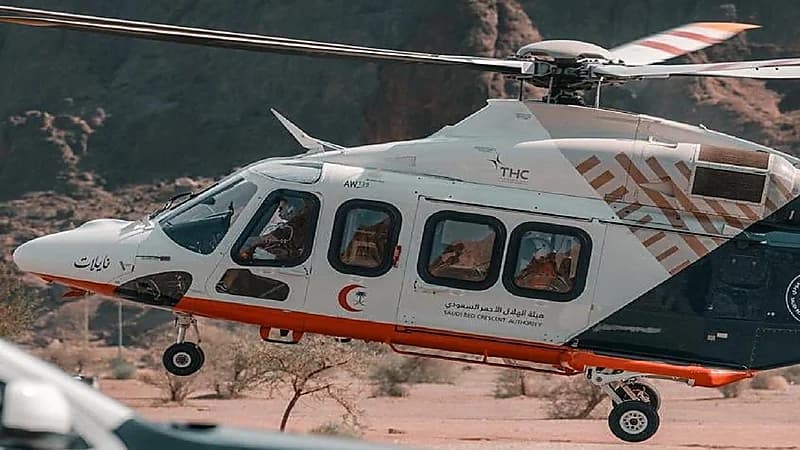 الإسعاف الجوي ينقل مصابين في حادث إلى مستشفى بحائل