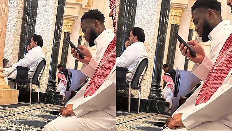 فرانك كيسيه يؤدي صلاة الجمعة بأحد مساجد جدة