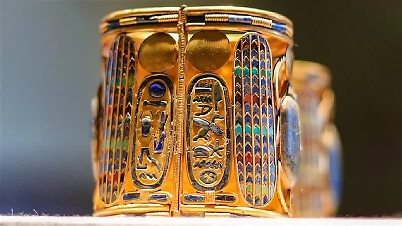 اختفاء أسورة ذهبية نادرة من المتحف المصري