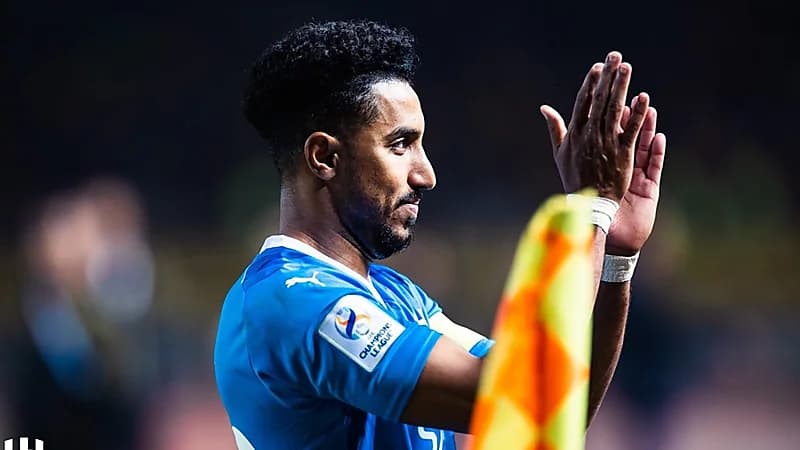 سالم الدوسري يهدي قميصه لمتحف سباهان وهكذا رد الأخير .. فيديو