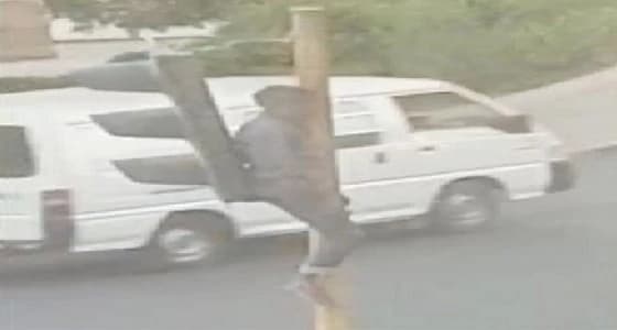 الخمر يدفع شابا لتسلق إشارة المرور