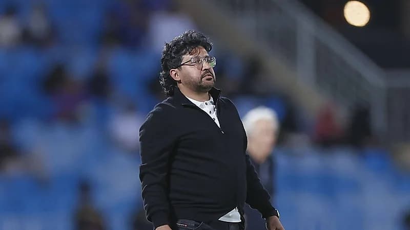 الحزم يمدد عقد مدربه