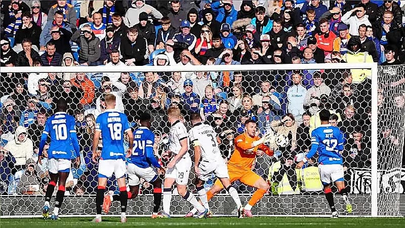 مشجع يفقد حياته خلال مباراة بالدوري الإسكتلندي