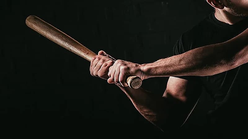 مدير عربي يتعرض للضرب والسرقة بسبب "صورة امرأة"