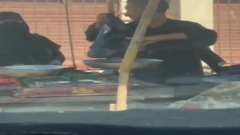 شاهد.. بائع خضار يثير الجدل بالغش في الميزان خلال البيع لزبائنه 