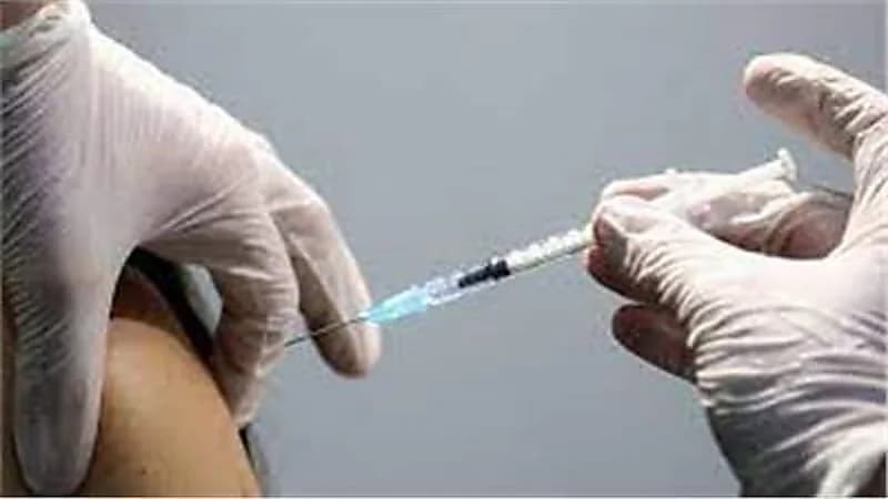 شخص يتلقى 10 جرعات من لقاح كورونا في يوم واحد