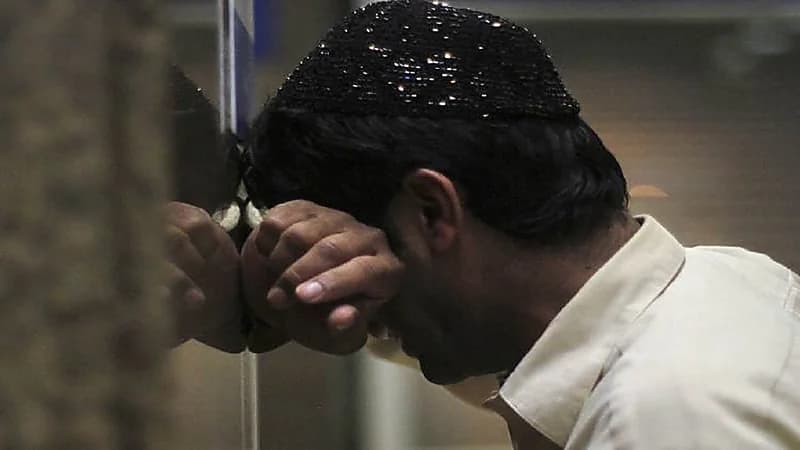 رجل يتوسل للشرطة لاحتجازه