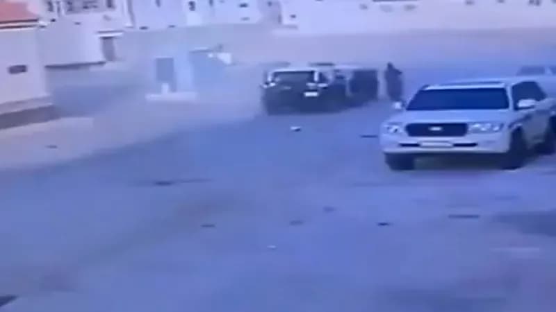 شاهد.. دورية أمنية تطارد مركبة تسير بسرعة جنونية داخل أحد الأحياء السكنية