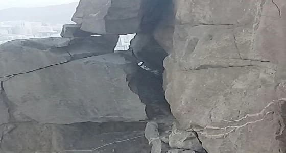 صخور آيلة للسقوط بقمة جبل غار حراء