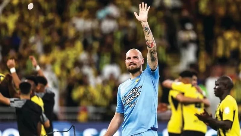 حارس الاتحاد برفقة عائلته في سباق فورمولا 1 بجدة .. صورة