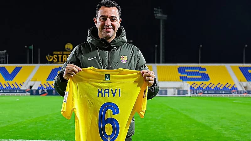 مدرب برشلونة يظهر بقميص نادي النصر .. صورة