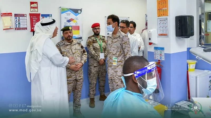 شاهد.. مساعد وزير الدفاع يزور قيادة منطقة المدينة المنورة ويدشن عدد من الخدمات الإلكترونية