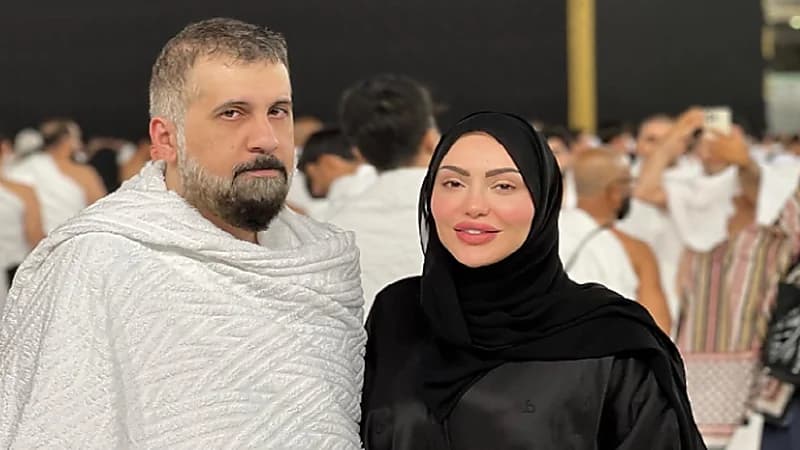 فوز الشطي وزوجها من أمام الكعبة..صورة