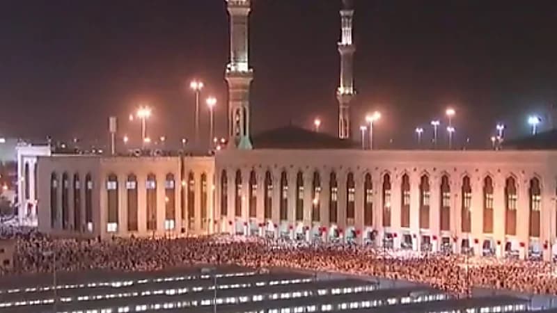 ضيوف الرحمن يؤدون صلاة الفجر في مسجد نمرة بسهولة ويسر .. فيديو