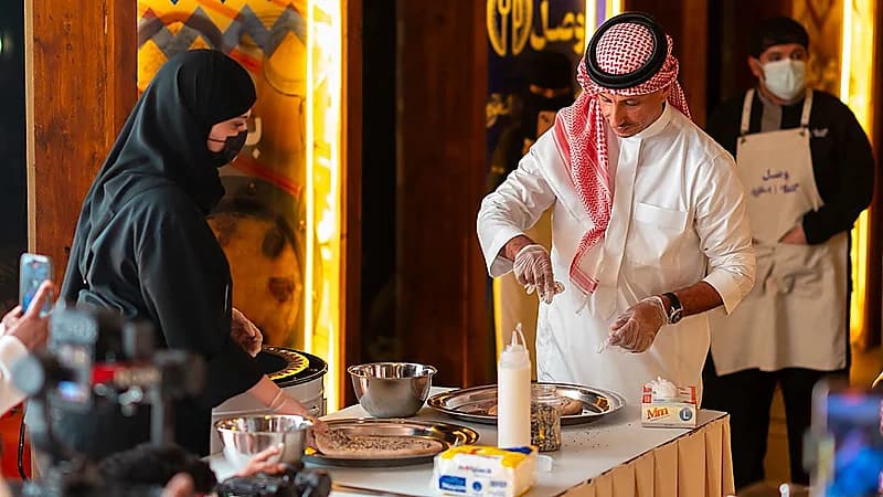 وزير السياحة يشارك بإعداد خبز الميفا بحيوية في مهرجان وصل بعسير.. فيديو وصور