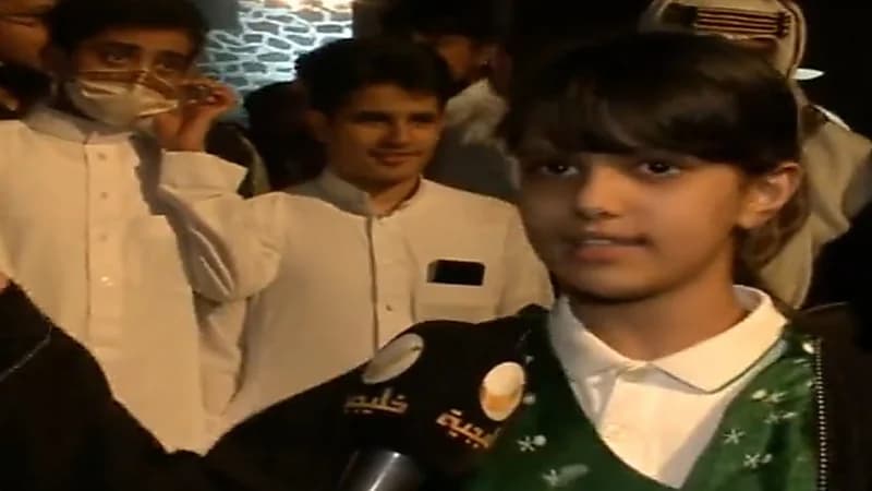 بالفيديو.. طفلة سعودية تبهر زوار نجناج في جدة بطلاقتها في إلقاء الشعر