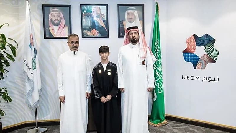 الطالبة اعتزاز النفيعي تحصل على منحة دراسية من نيوم