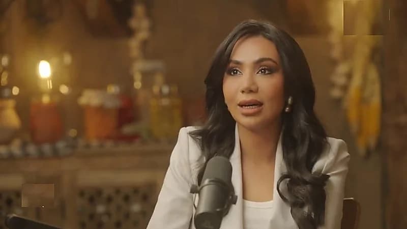 انهيار لبنى عبدالعزيز بسبب والدتها.. فيديو