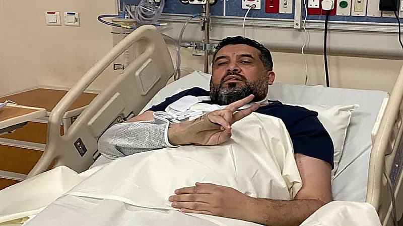 شاهد.. مراسل الحدث محمد العرب على السرير الأبيض ويوصي بالوقوف بجانب مأرب