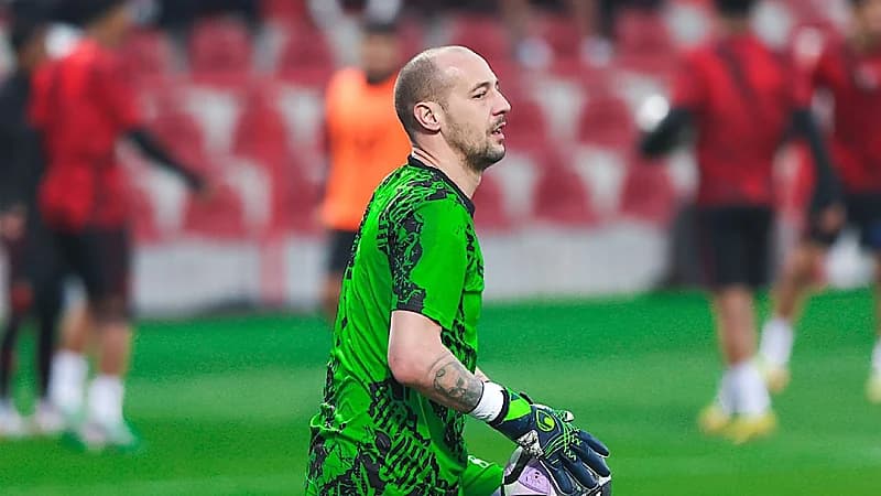 الرياض يقرر الإبقاء على خدمات ميلان وتوزي