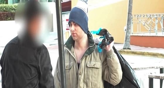 بالفيديو.. مليونير يتنكر بزي مشرد لكشف عاملو المطاعم