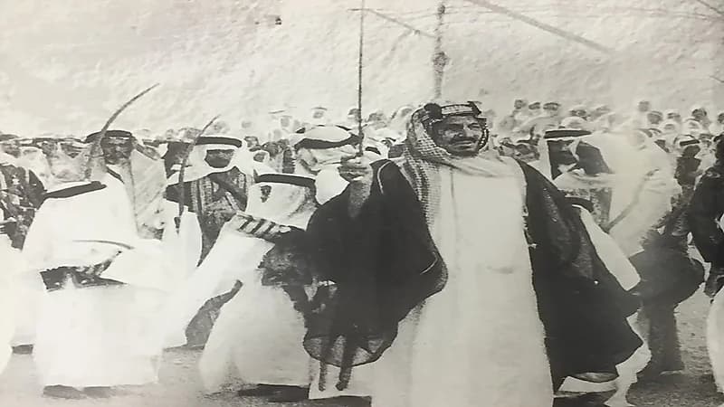 صورة نادرة للملك عبدالعزيز خلال مشاركته العرضة في احتفالات عيد الفطر