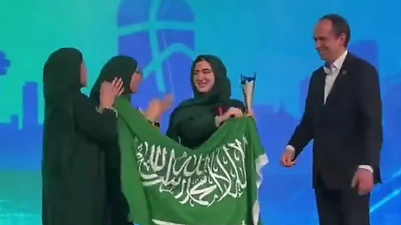 فريق "كلاد" يحصد جائزة أفضل ملف مشروع في فورمولا 1 .. فيديو