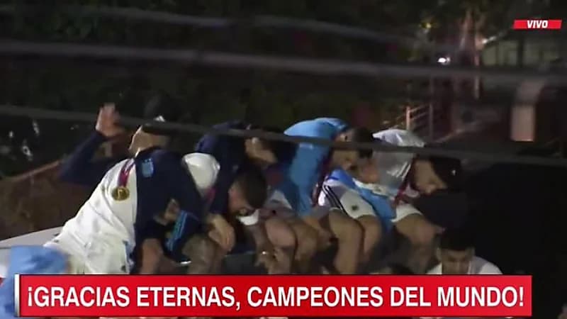 بالفيديو.. ميسي‬⁩ ورفاقه كادوا أن يسقطوا من أعلى حافلة أثناء الاحتفال