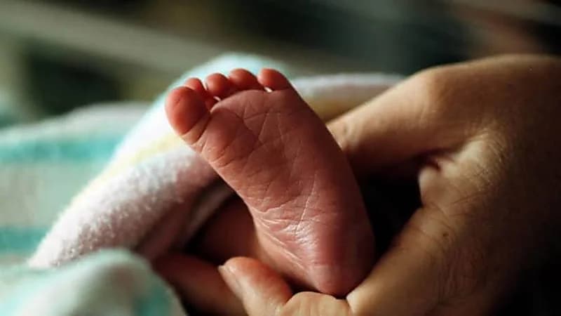 رجل يخنق رضيعًا عن طريق الخطأ أثناء نومه