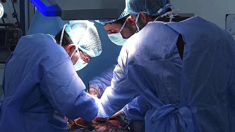 فريق طبي يُنجز عملية "تكميم معدة" ناجحة بالمنظار لمريض وزنه 235 كيلوغراماً