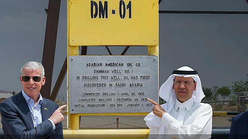 وزير الطاقة ونظيره الأمريكي يزوران بئر النفط الأولى في المملكة.. صور