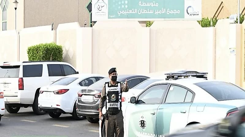 بالصور.. جهود رجال المرور خلال أول يوم دراسي