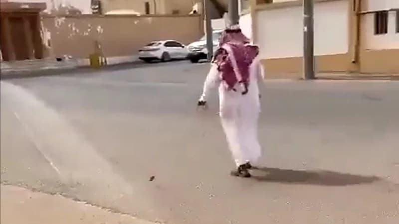 شاهد.. مؤذن ضرير يبتكر طريقة تساعده في الذهاب للمسجد و العودة لمنزله دون مساعدة أحد