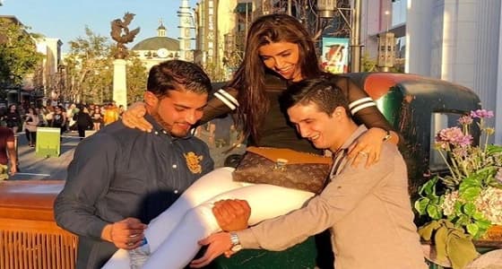علا الفارس تثير ضجة بصورة شابين يحملانها