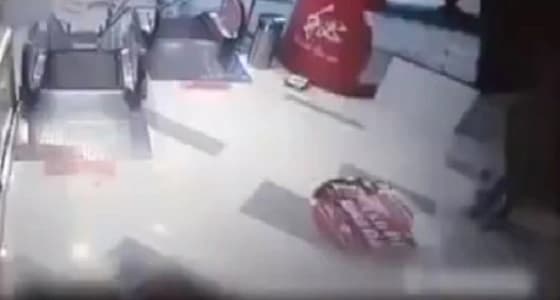 بالفيديو.. سلم كهربائي يلتهم قدم عامل نظافه