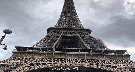 شاهد.. علم الاتحاد أمام برج إيفيل