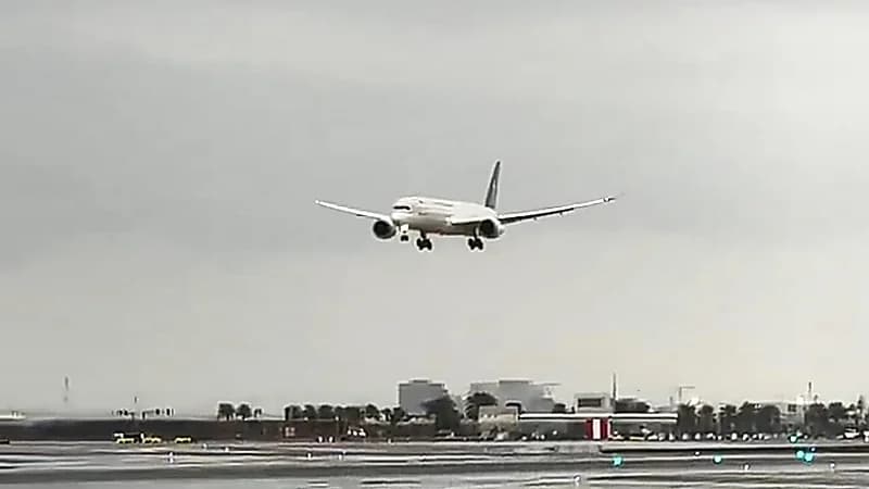 طائرة الخطوط السعودية تهبط بنعومة على مدرج مبتل بمطار جدة.. فيديو