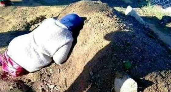 لم تتركه وحيدا بظلمة القبر.. جزائرية تحتضن قبر ابنها ضحية الطائرة المنكوبة