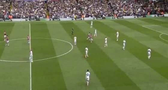 بالفيديو.. مدرب يأمر لاعبيه بترك الخصم يسجل هدفا في شباكه