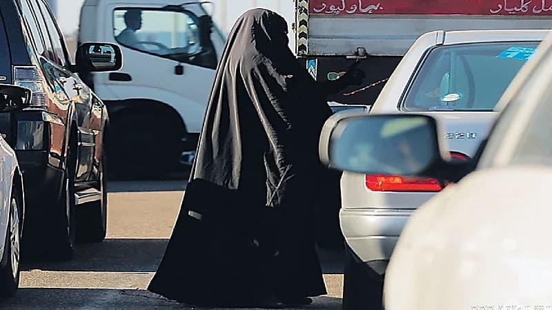 قانوني: المتبرع للمتسولين معرض للمسألة في حال ذهبت الأموال إلى جهات مشبوهة