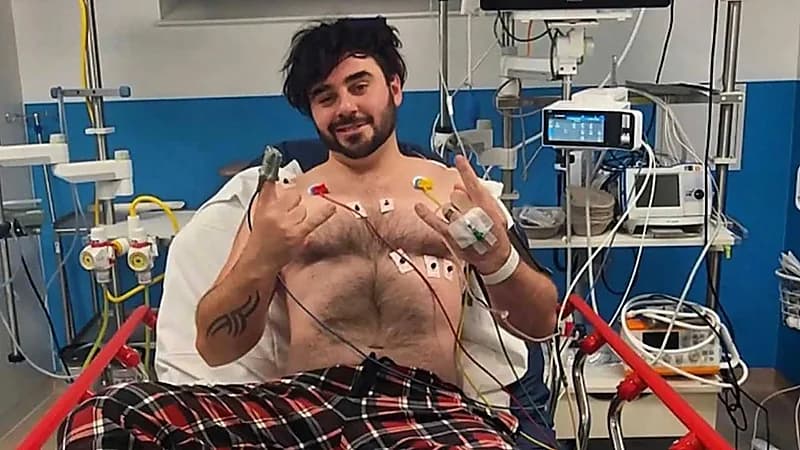 صاعقة قوية تضرب شابًا خلال لعبه على "بلاي ستيشن"