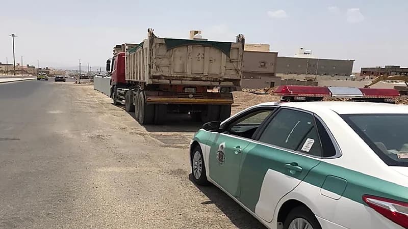 ضبط قائد شاحنة سار عكس الاتجاه في المدينة المنورة